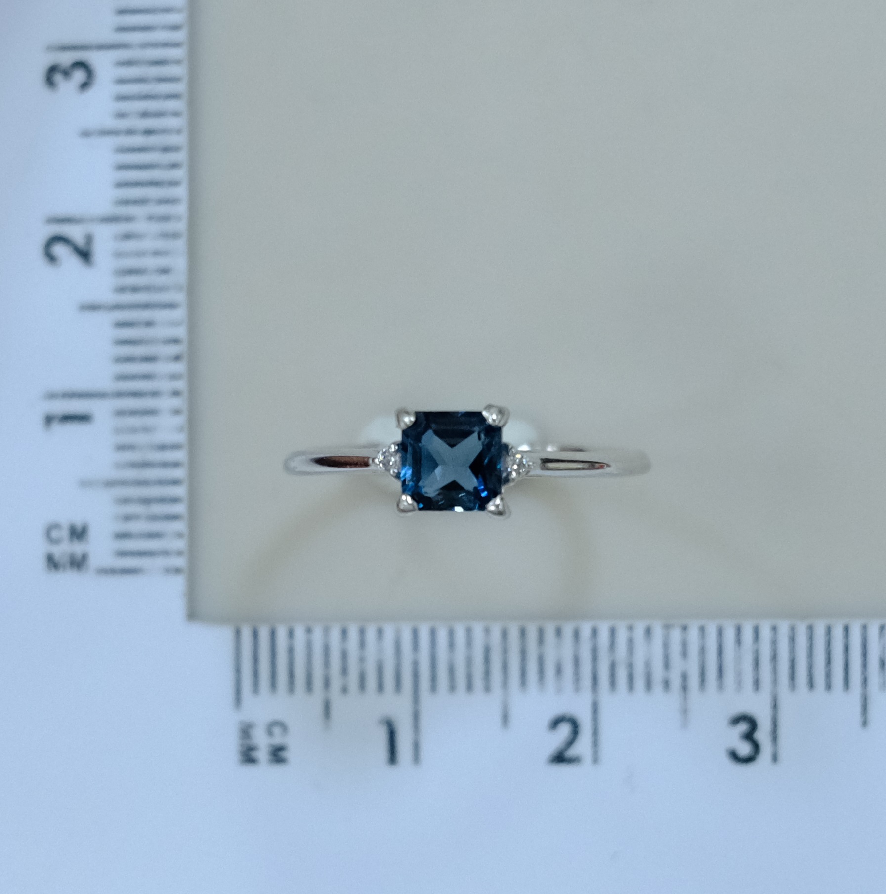 Серебряное кольцо с топазом Лондон
